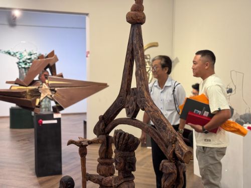  Khách tham quan Triển lãm và Giải thưởng Mỹ thuật 2026 - Điêu khắc Thành phố 5 năm, do Hội Mỹ thuật TPHCM phối hợp Bảo tàng Mỹ thuật TPHCM tổ chức vào tháng 5 vừa qua. 