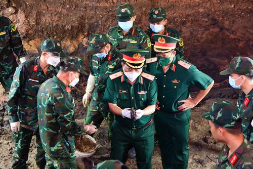  Thiếu tướng Trần Chí Tâm kiểm tra thực địa tại khu vực tìm kiếm 