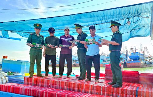  Cán bộ, chiến sĩ Đồn Biên phòng Bến Đá tuyên truyền IUU cho ngư dân Vũng Tàu 