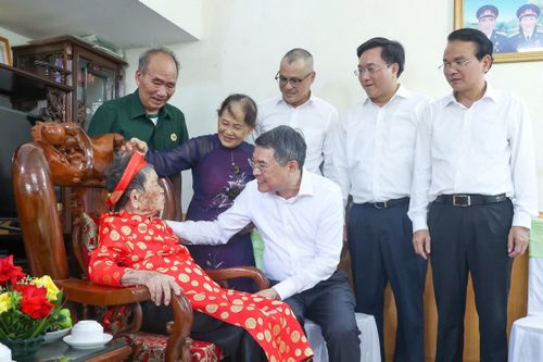  Thủ tướng Lê Minh Hưng thăm hỏi, tặng quà Mẹ Việt Nam anh hùng Nguyễn Thị Phước tại phường Vân Phú, tỉnh Phú Thọ, chiều 14-7. Ảnh: VIẾT CHUNG 
