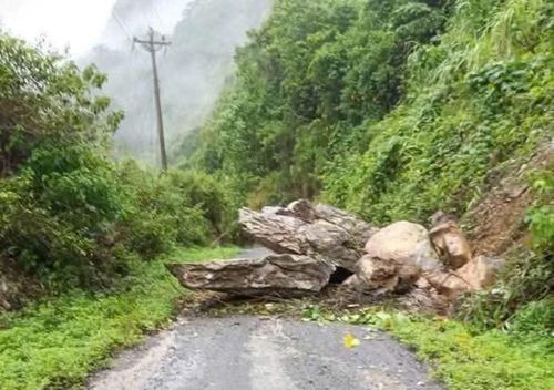 Đá lớn sạt lở, chặn ngang mặt đường.