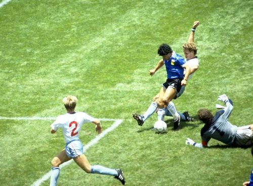 Huyền thoại Maradona mặc áo đấu màu xanh và ghi cú đúp giúp Argentina thắng Anh 2-1 tại World Cup 1986. Ảnh: Reuters.