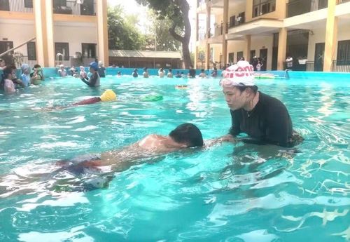 Trường Tiểu học Hội Hợp B tổ chức dạy bơi miễn phí cho học sinh lớp 5 năm học 2026 - 2027.