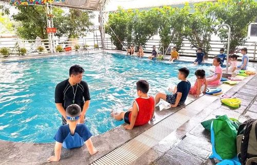 Học sinh Trường Tiểu học Đinh Tiên Hoàng học bơi.