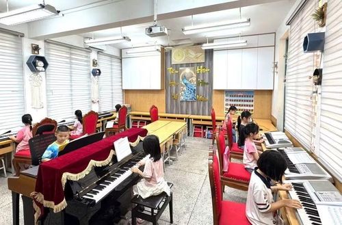 Học sinh Trường Tiểu học Đinh Tiên Hoàng tham gia học đàn.