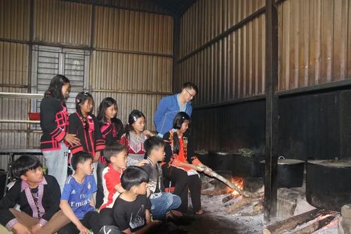 Thầy trò Trường PTDTBT THCS Huổi Luông, xã Phong Thổ (Lai Châu).