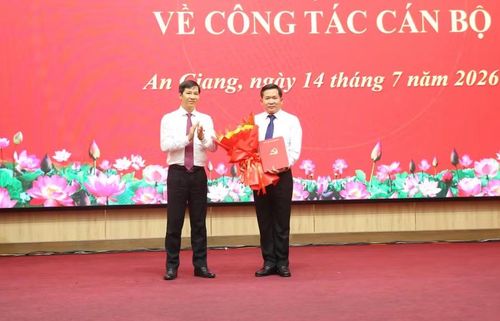 Ông Nguyễn Thành Tâm, Phó Trưởng Ban Tổ chức Trung ương, trao quyết định và tặng hoa cho ông Đinh Văn Nơi.