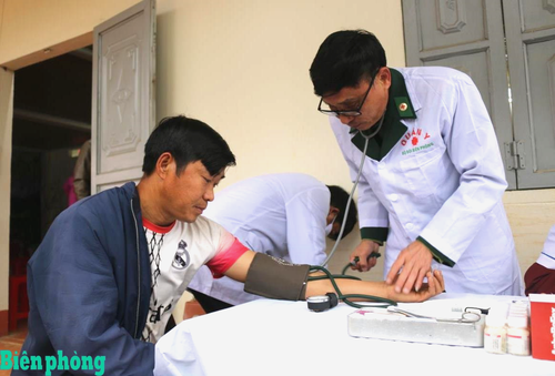 Quân y Đồn Biên phòng Huổi Luông, Bộ đội Biên phòng tỉnh Lai Châu khám, cấp phát thuốc chữa bệnh miễn phí cho người dân trên địa bàn. Ảnh: Bích Nguyên