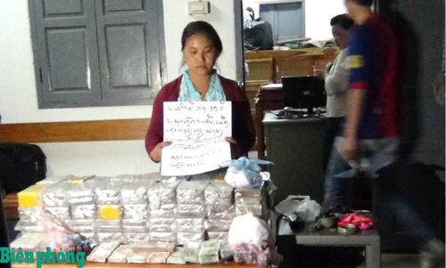“Người giúp việc” cùng tang vật tại “xưởng ép ma túy” của Mùa Nhìa Sùng. Ảnh: Hà và Chinh