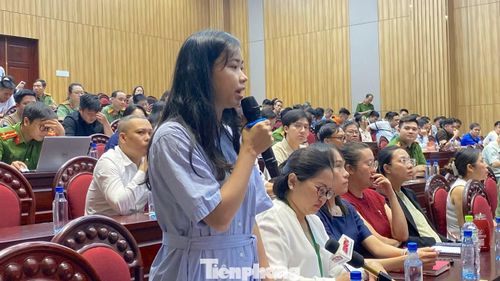 Đại biểu đặt câu hỏi đến Công an TPHCM về lĩnh vực xuất nhập cảnh.