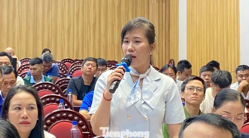 Bà Trần Thị Bích Thảo, đại diện Trường Trung cấp Giao thông Tiến Bộ nêu ý kiến tại hội nghị.