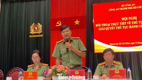 Trung tá Trần Văn Thanh - Phó Trưởng phòng Quản lý xuất nhập cảnh, Công an TPHCM trả lời câu hỏi tại hội nghị.
