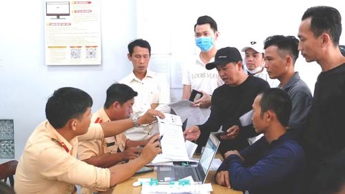 Người dân làm thủ tục cấp đổi GPLX tại TPHCM.
