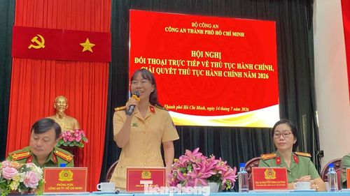 Thượng tá Nguyễn Thị Thanh Nga - Phó Trưởng phòng CSGT Công an TPHCM thông tin tại hội nghị.