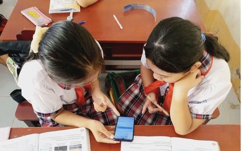 Trẻ em với bộ lọc nhận thức chưa hoàn chỉnh dễ bị lôi cuốn bởi những thông tin vô tri, tiêu cực trên mạng xã hội. Ảnh minh họa
