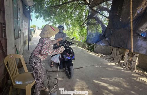 Người dân khi qua cầu Đún sẽ trả phí trực tiếp cho người gác barie bên xã Thần Khê.