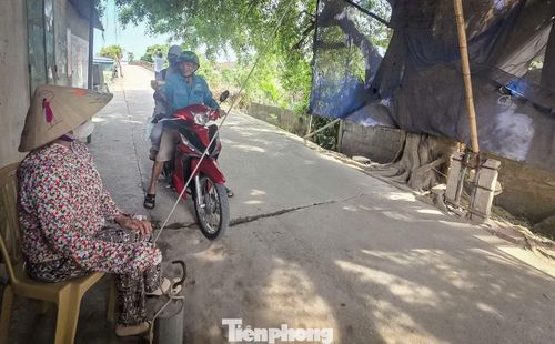 Mỗi ngày có hàng trăm phương tiện đi qua cây cầu này.