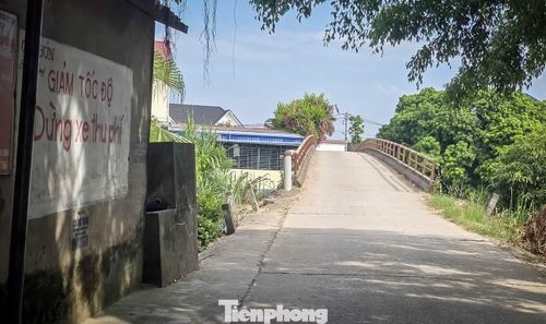 Trên bức tường phía đầu cầu bên xã Thần Khê có dòng chữ màu đỏ ghi: "Cầu Đún, giảm tốc độ, dừng xe, thu phí".
