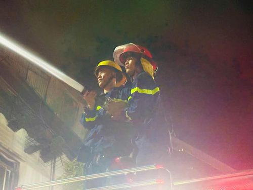 Cán bộ phòng cháy, chữa cháy tiếp cận, khống chế đám cháy.
