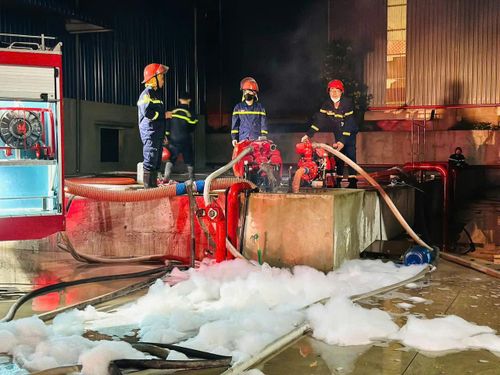 Tiếp tục duy trì phun nước làm mát tại các khu vực xung quanh, xử lý tàn lửa và ngăn ngừa nguy cơ đám cháy bùng phát trở lại.
