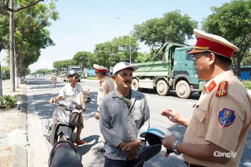 CSGT tuyên truyền trực tiếp, nhắc nhở người dân chấp hành quy định đội mũ bảo hiểm.