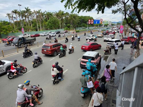 Người dân tham gia giao thông trên tuyến đường trung tâm Đà Nẵng.