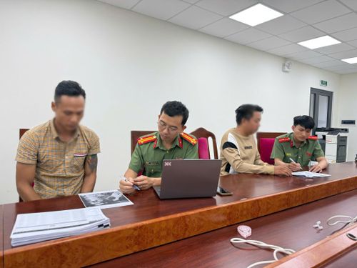 Điều tra viên lấy lời khai các bị can để phục vụ điều tra, mở rộng vụ án cá độ bóng đá. (Ảnh CA)
