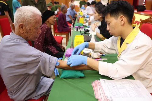 Ngay sau Lễ phát động, nhiều thân nhân liệt sĩ của 4 địa phương được thu nhận mẫu kỹ lưỡng, chính xác.