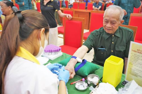 Ông Trương Sĩ Voòng, thôn Đoàn Kết 2, đặc khu Vân Đồn lấy mẫu ADN để tìm anh trai là liệt sĩ.