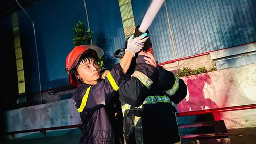 Lực lượng chức năng xuyên đêm để khống chế đám cháy.