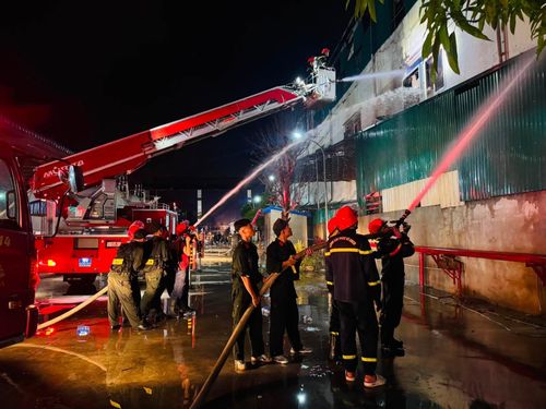 Đám cháy xuất phát từ trên tầng 2 của nhà kho công ty.