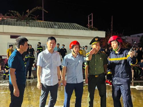 Lãnh đạo Công an tỉnh trực tiếp có mặt tại hiện trường chỉ đạo các lực lượng tham gia chữa cháy.