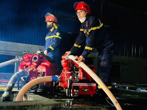 Máy bơm nước cỡ lớn được đưa đến hiện trường.