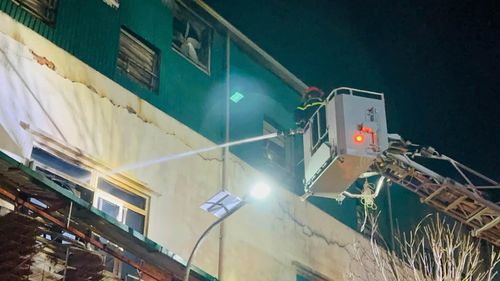 Hàng trăm cán bộ, chiến sĩ xuyên đêm để khống chế đám cháy.
