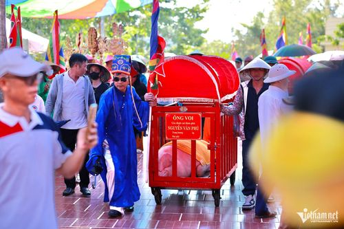"Ông voi" được đưa tới sân đình Bình Ngọc để chầu thần