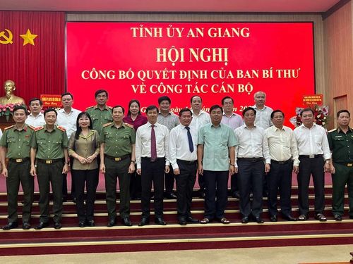  Các đại biểu lãnh đạo chụp hình lưu niệm tại hội nghị