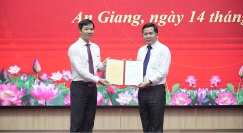  Đồng chí Nguyễn Thành Tâm, Phó trưởng Ban Tổ chức Trung ương trao quyết định của Ban Bí thư cho Trung tướng Đinh Văn Nơi.