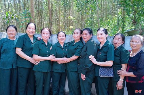 Bà Trần Thị Châu Lệ (thứ 4 từ phải sang) cùng các đồng đội trong chuyến thăm lại chiến trường xưa.