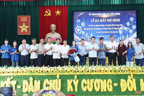  Các mô hình được thành lập nhằm hỗ trợ người dân tiếp cận dịch vụ công trực tuyến, cài đặt và sử dụng ứng dụng i-Ha Tinh, qua đó góp phần xây dựng chính quyền số, xã hội số. (Trong ảnh: Lãnh đạo xã Cẩm Hưng tặng hoa chúc mừng Tổ dịch vụ công lưu động hỗ trợ nhóm đối tượng yếu thế trong giải quyết thủ tục hành chính, tổ chuyển đổi số cộng đồng). 