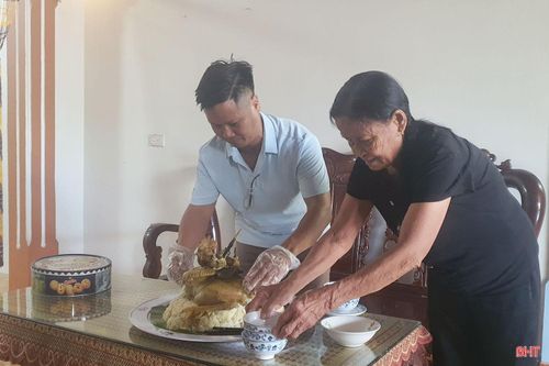 Anh Mai Khắc Đồng cùng người mẹ chuẩn bị lễ giỗ cho bác ruột là liệt sĩ Mai Khắc Tứ.