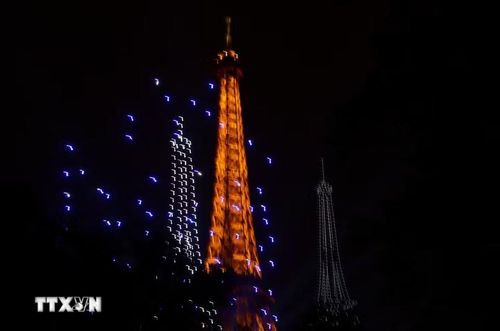 Các thiết bị bay không người lái (drone) tạo hình Tháp Eiffel trên bầu trời trong chương trình nghệ thuật chào mừng Quốc khánh Pháp tại Paris tối 13/7/2026. (Ảnh: Hữu Chiến/TTXVN)
