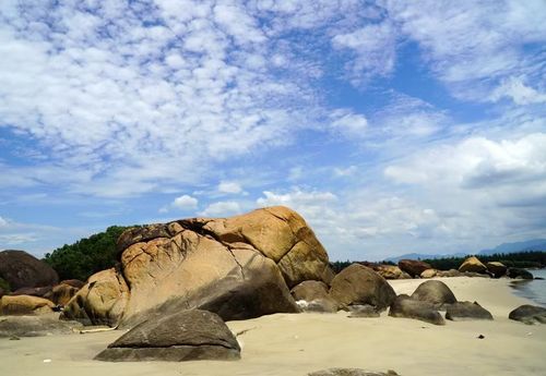 “Hòn đá mấy nhà” ở biển Sơn Trà (Quảng Ngãi). (Ảnh: Lê Phước Ngọc/TTXVN)