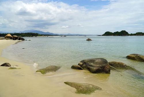 Bãi cát vàng mịn trải dài, làn nước trong xanh tạo nên “điểm nhấn” của biển Sơn Trà. (Ảnh: Lê Phước Ngọc/TTXVN)