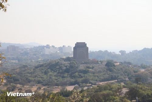 Đài tưởng niệm Voortrekker và pháo đài Schanskop cùng nằm trong khuôn viên. (Ảnh: Hồng Minh/Vietnam+)