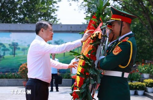 Thủ tướng Lê Minh Hưng dâng hoa tưởng niệm các Anh hùng Liệt sỹ tỉnh Phú Thọ. (Ảnh: Dương Giang/TTXVN)