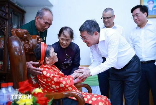 Trong chuyến thăm và làm việc tại Phú Thọ, chiều 14/7, Thủ tướng Lê Minh Hưng đến thăm gia đình Mẹ Việt Nam Anh hùng Nguyễn Thị Phước, sinh năm 1916, tại phường Vân Phú. (Ảnh: Dương Giang/TTXVN)