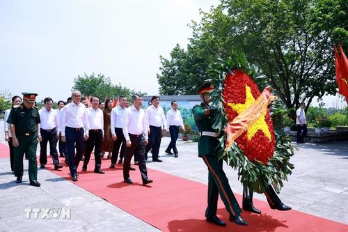 Thủ tướng Lê Minh Hưng và thành viên đoàn công tác tưởng niệm các Anh hùng Liệt sỹ tỉnh Phú Thọ. (Ảnh: Dương Giang/TTXVN)