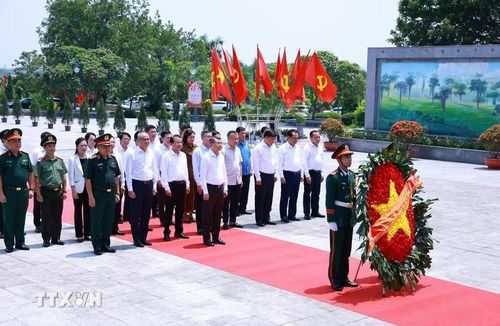 Thủ tướng Lê Minh Hưng và thành viên đoàn công tác tưởng niệm các Anh hùng Liệt sỹ tỉnh Phú Thọ. (Ảnh: Dương Giang/TTXVN)