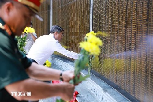 Thủ tướng Lê Minh Hưng đặt hoa tại bia ghi danh các Anh hùng Liệt sỹ tỉnh Phú Thọ. (Ảnh: Dương Giang/TTXVN)