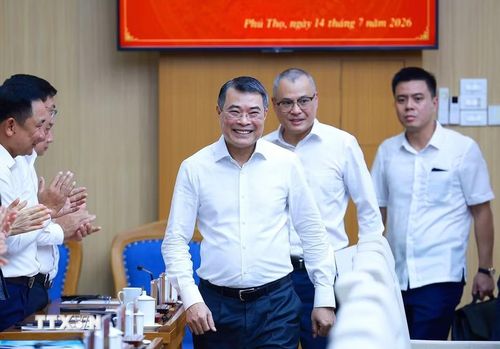 Chiều 14/7/2026, tại phường Việt Trì, Thủ tướng Lê Minh Hưng làm việc với Ban Thường vụ Tỉnh ủy Phú Thọ về thực hiện nhiệm vụ phát triển kinh tế-xã hội và mục tiêu tăng trưởng “2 con số”, giải ngân vốn đầu tư công, thực hiện Nghị quyết số 57-NQ/TW của Bộ Chính trị, vận hành chính quyền địa phương 2 cấp, bảo đảm quốc phòng, an ninh, xây dựng Đảng, hệ thống chính trị và tháo gỡ khó khăn vướng mắc của địa phương. (Ảnh: Dương Giang/TTXVN)